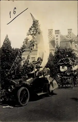 Foto Ak Geschmückte Autos bei einem Festumzug, Personen in Kostümen