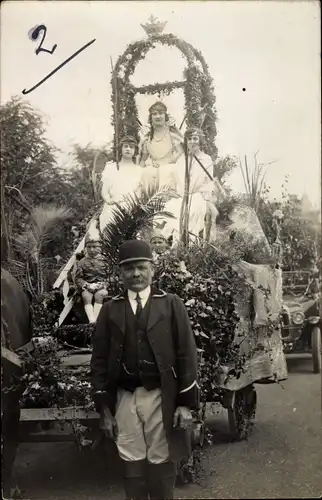 Foto Ak Frauen und Kinder in Kostümen auf einer geschmückten Kutsche