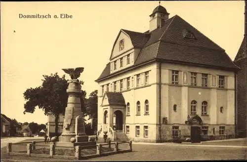 Ak Dommitzsch Sachsen, Denkmal, Rathaus