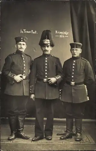 Foto Ak Drei Soldaten in Uniformen, Portrait
