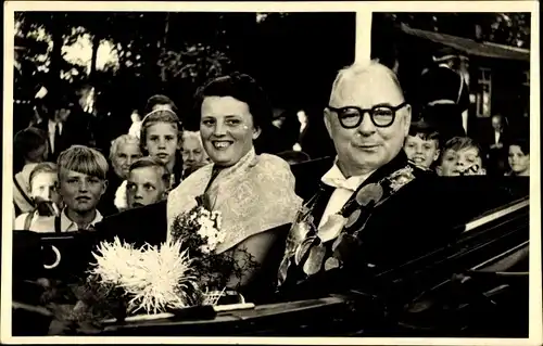 Foto Ak Dorsten in Westfalen, Schützenfest, Schützenkönig im Auto, Frau