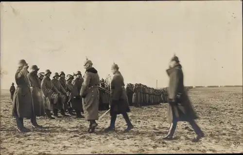 Ak Kaiser Wilhelm II u. Kronprinz Rupprecht von Bayern nehmen bayerische Truppen im Feld ab, I. WK