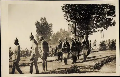 Foto Kaiser Wilhelm II. nimmt Sturmtrupen im Felde ab, I. WK, Kaiserstandarte, Soldaten