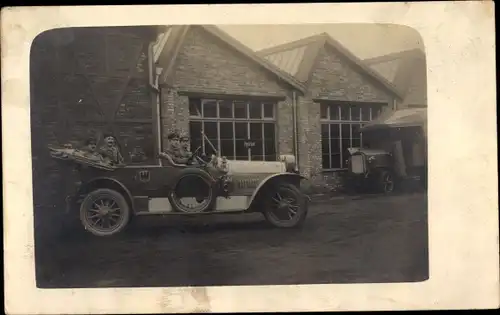 Foto Ak Deutsche Soldaten im Felde, Kaiserliches Heer, I. WK, Auto, Kaiserreich