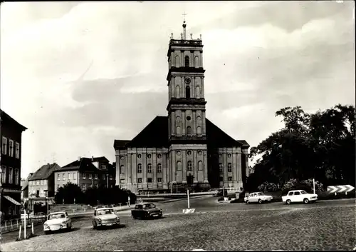 Ak Neustrelitz in Mecklenburg, Marktplatz, Stadtkirche