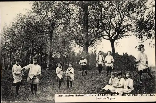 Ak Jalesnes Vernantes Maine et Loire, Institution Saint Louis, Sous les Noyers