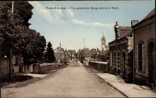 Ak Vern Maine et Loire, Vue generale du Bourg prise de la Mairie