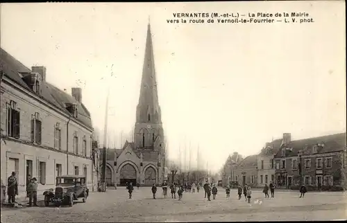 Ak Vernantes Maine et Loire, La Place de la Mairie vers la route de Vernoil de Fourrier