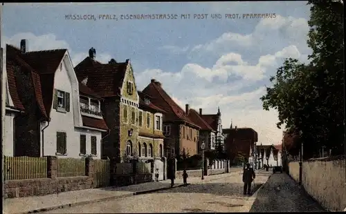 Ak Haßloch im in der Saarpfalz, Eisenbahnstraße mit Post und protestantischem Pfarrhaus