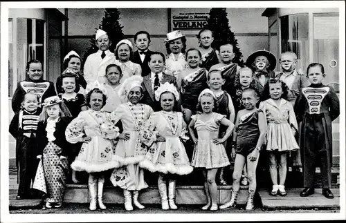 Ak C.H. Schäfers Zirkus Stadt Liliput, Kostüme, Gruppenfoto, Liliputaner