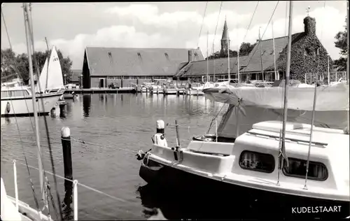 Ak Kudelstaart Aalsmeer Nordholland Niederlande, Boote im Hafen, Gebäude