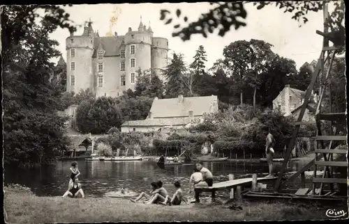 Ak Montreuil Bellay Maine et Loire, Le Chateau et le Club Nautique sur le Thouet