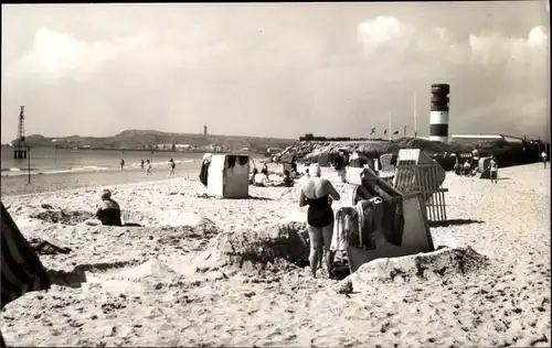 Ak Nordseeinsel Helgoland, Strand auf der Düne, Leuchtturm