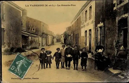 Ak La Varenne Maine et Loire, La Grande Rue