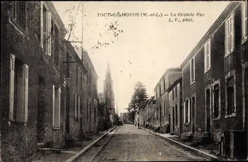 Ak Tout le Monde Maine et Loire, La Grande Rue