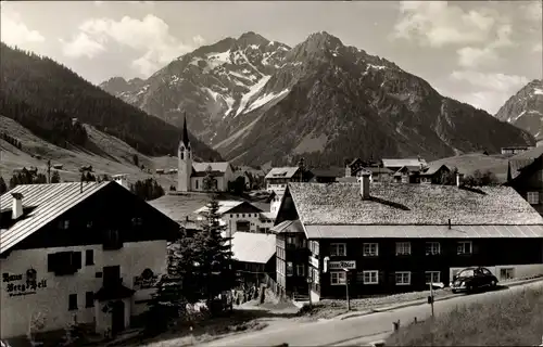 Ak Hirschegg Kleinwalsertal Vorarlberg, Blick auf den Ort, Haus Berg Zell