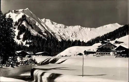 Ak Baad Mittelberg im Kleinwalsertal Vorarlberg, Ort mit Unspitze, Winteransicht