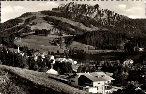 Ak Jungholz in Tirol, Berghotel Tirol, Blick auf den Ort