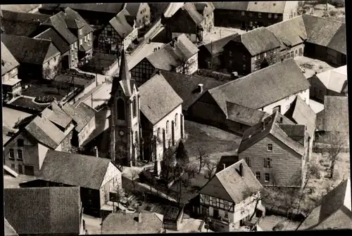 Ak Vasbeck Diemelsee in Hessen, Fliegeraufnahme der Kirche, Ort