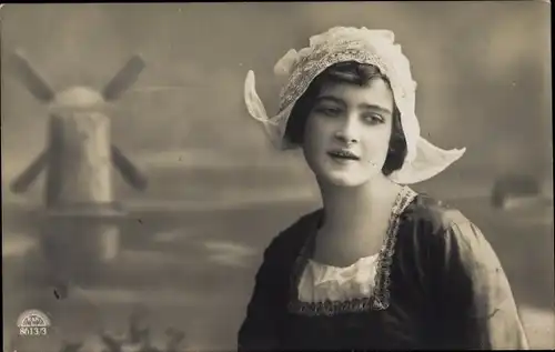 Ak Junge Frau in niederländischer Tracht, Windmühle