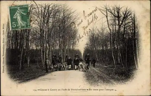 Ak Fontainebleau Seine et Marne, En route pour l'attaque, Chasse a Courre en Foret