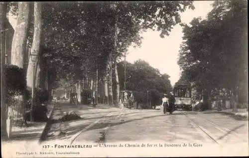 Ak Fontainebleau Seine et Marne, L'Avenue du Chemin de fer, La Descente de la Gare, Tramway