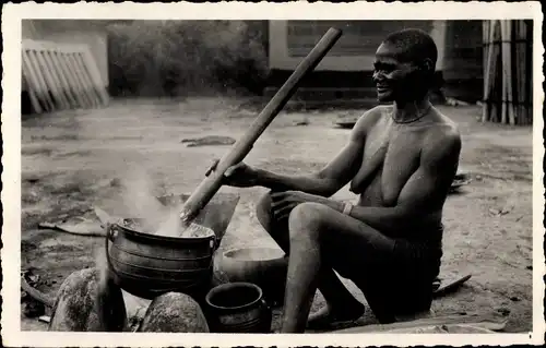 Ak Grand mere prepare le repas, seins nus