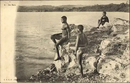 Ak Au Bain, afrikanische Frauen am Ufer, Busen