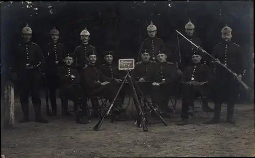 Ak Deutsche Soldaten, I. WK, Inf Regt Nr 13, Gruppenbild, Pickelhauben, Bajonett, Gewehre