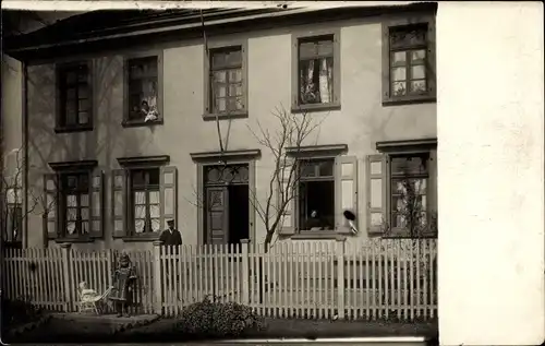 Foto Ak Burscheid in Nordrhein Westfalen, Blick auf ein Wohnhaus, Anwohner