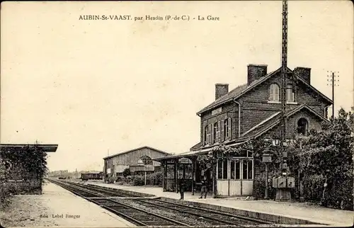 Ak Aubin Saint Vaast Pas de Calais, Bahnhof, Gleisseite