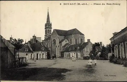 Ak Noyant Maine et Loire, Place du Bas Bourg