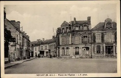 Ak Noyant Maine et Loire, Place de l'Eglise