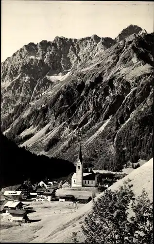 Ak Mittelberg im Kleinwalsertal Vorarlberg, Blick auf den Ort mit Widderstein