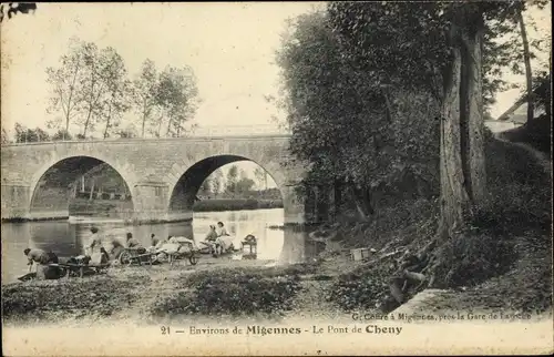 Ak Cheny Yonne, Le Pont, Wäscherinnen am Flussufer