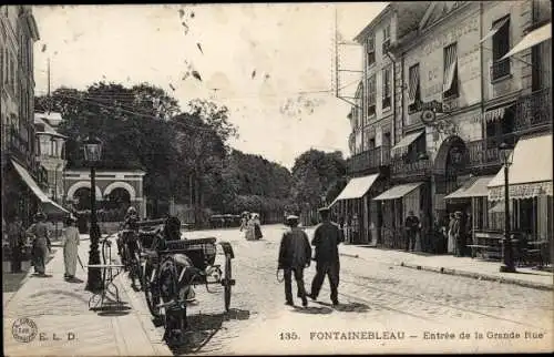 Ak Fontainebleau Seine et Marne, Entree de la Grande Rue