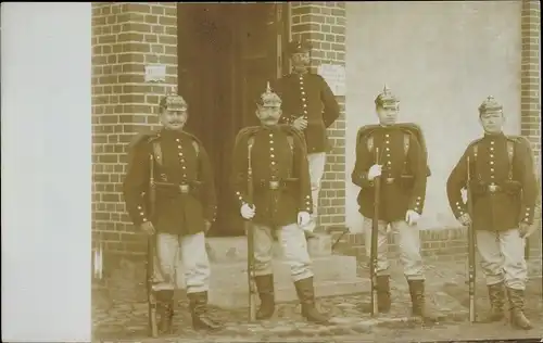 Foto Ak Deutsche Soldaten in Uniformen vor einem Gebäude