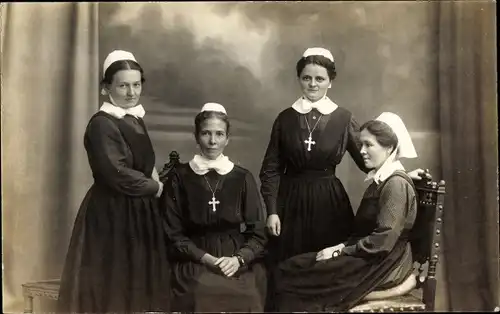 Foto Ak Vier Krankenschwestern in Trachten, Kreuz