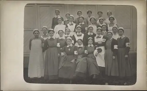 Foto Ak Gruppenaufnahme von Krankenschwestern in Trachten