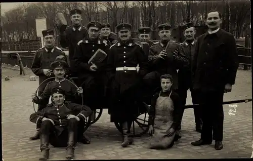 Foto Ak Deutsche Soldaten in Uniformen, Gruppenaufnahme