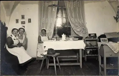 Foto Ak Krankenschwestern in Trachten, Klosterstübchen, Winter 1917