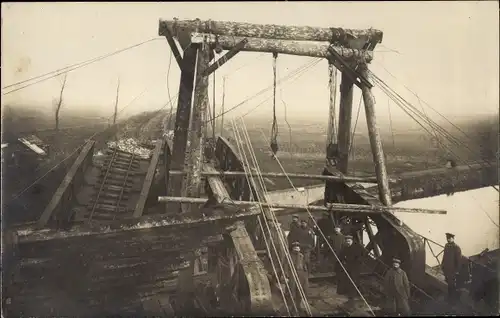Foto Ak Deutsche Soldaten vor einer zerstörten Eisenbahnbrücke