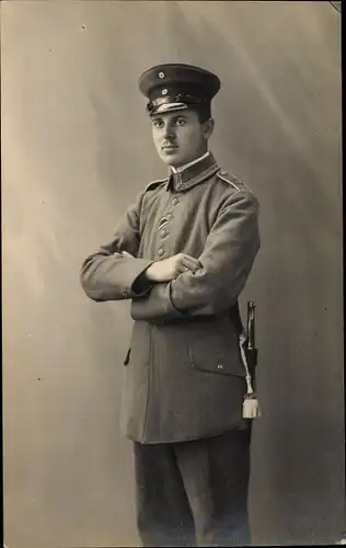 Foto Ak Deutscher Soldat in Uniform, Standportrait