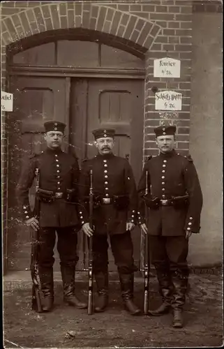 Foto Ak Drei deutsche Soldaten in Uniformen