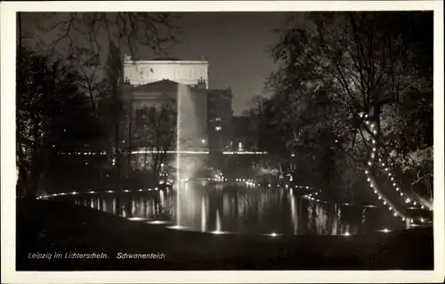 Ak Leipzig in Sachsen, Lichterschein, Schwanenteich, Nachtansicht