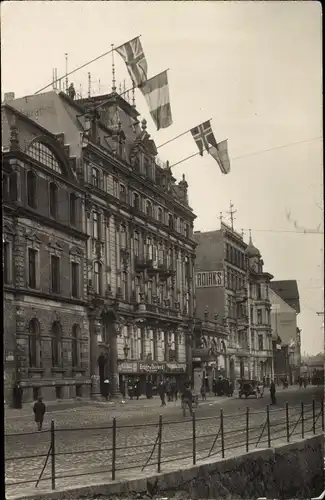 Foto Ak Flensburg in Schleswig Holstein, Krüger Oberbeck, Flaggen, Abstimmung 1920, Straßenpartie