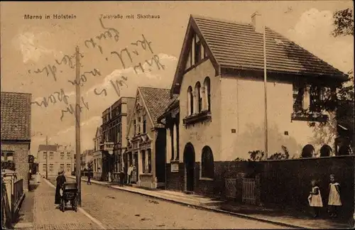 Ak Marne in Holstein, Talstraße mit Skathaus, Straßenpartie