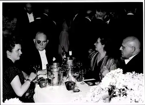 Foto Berlin, Bert Sass, Filmfestspiele Berlin, Schauspieler mit Augenklappe, Prothese, Sekt, Wein