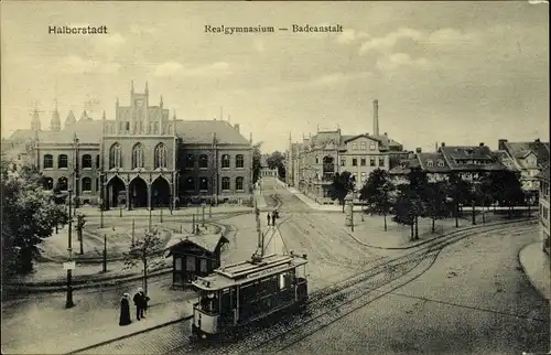 Ak Halberstadt Sachsen Anhalt, Realgymnasium, Badeanstalt, Straßenbahn Hauptbahnhof