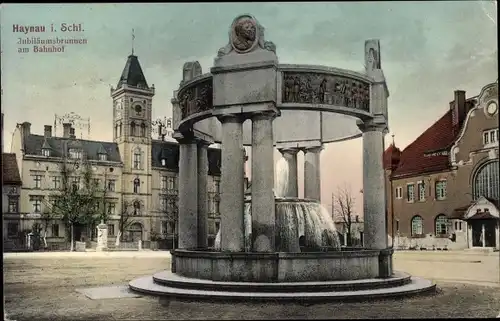 Ak Chojnów Haynau Schlesien, Jubiläumsbrunnen am Bahnhof